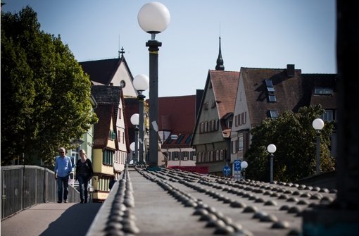 Der literarische Spaziergang startet an der Wihelmsbrücke. Foto: lichtgut/Achim Zweygarth