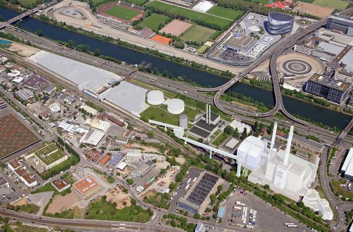 Von 2019 an möchte die EnBW neben Neckar und B 10 ein kleineres, moderneres Gasheizkraftwerk haben – die alte Anlage (weiß eingefärbt rechts) und das Kohlelager (li.) könnten entfallen. Foto: EnBW
