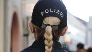 Eine junge Frau will Polizistin werden - ihre Silikonbrüste dürfen ihr dabei nicht im Wege stehen. Foto: dpa/Symbolbild