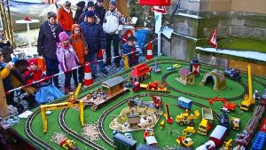 Auf dem Möhringer Christkindlesmarkt ist die Modelleisenbahn jedes Jahr eine Attraktion für Kinder und Erwachsene. Foto: Alexandra Kratz