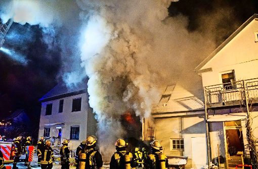 Ohne das beherzte Eingreifen der Feuerwehr hätte das Wohnhaus (rechts) nicht gerettet werden können. Foto: SDMG