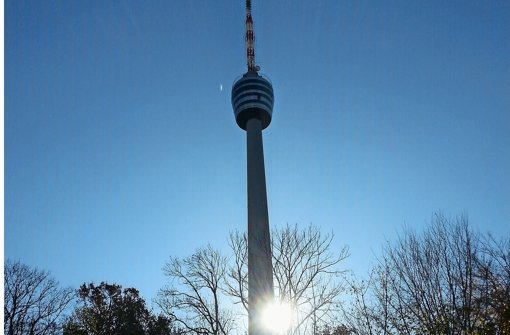 Der Fernsehturm, von der Morgensonne beschienen Foto: her