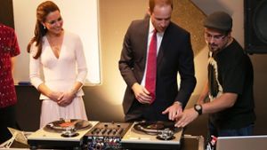 Prinz William (links) und Herzogin Kate haben am Mittwoch in Adelaide junge Leute in einem Musikzentrum getroffen. Die beiden versuchten sich dabei am Mischpult eines DJs.  Foto: dpa