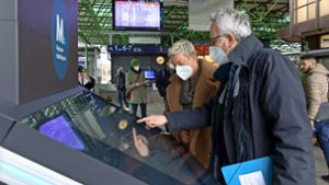 Die Regionaldirektorin Nicola Schelling und Andreas Hesky testen das   Terminal. Foto: Frank Eppler