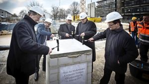 Uni-Rektor Wolfram Ressel (links) und Unterstützer bei der Grundsteinlegung des neuen Gebäudes Foto: Lichtgut/Achim Zweygarth