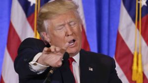 Donald Trump unter Druck: Auf seiner Pressekonferenz in New York sagte der künftige US-Präsident, die Vorwürfe aus dem Russland-Papier seien allesamt „Fake News“ – erfundene Nachrichten. Foto: AP