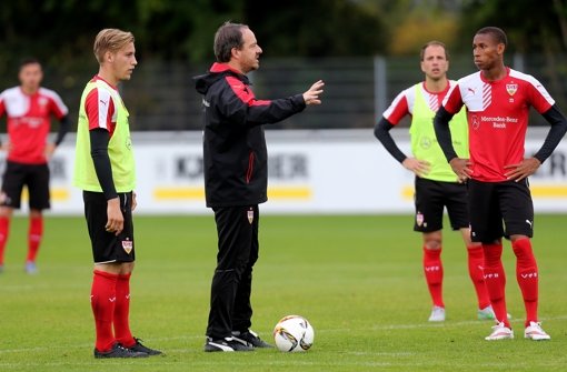 VfB-Trainer Alexander Zorniger spricht mit seinen Spielern. Foto: Pressefoto Baumann