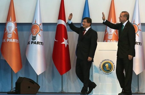 Recep Tayyip Erdogan (rechts) mit seinem Nachfolger, dem bisherigen Außenminister Ahmet Davutoglu. Foto: dpa
