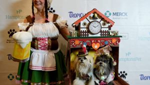 Das ist Deutschland, denkt jedenfalls Diana Lucchi, die sich auf der New York Pet Fashion Show mit ihren Hunden präsentiert – nebst Heidi-Zöpfen, Dirndl, Maßkrug und Kuckucksuhr. Foto: AFP