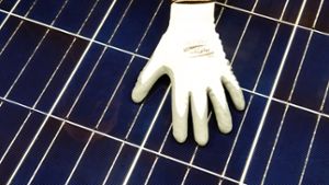Herkömmliche Solarzelle beim Qualitätscheck – eine neue Technologie mischt die Forschung auf. Foto: dpa