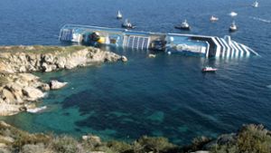 Die spektakulärste Havarie der vergangenen Jahre: Das Kreuzfahrtschiff Costa Concordia ist im Januar 2012 nach der Kollision mit einem Felsen vor der Insel Giglio im Mittelmeer umgekippt. Foto: AP