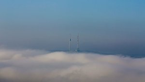 Nebel hüllt den Stuttgarter Fernsehturm mit dem Fernmeldeturm in ein dichtes Kleid. Foto: Leserfotograf reinerugele