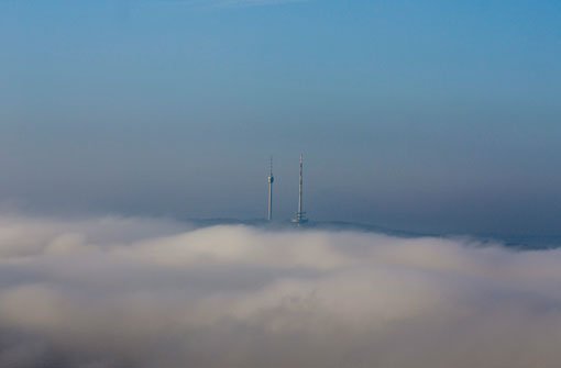 Nebel hüllt den Stuttgarter Fernsehturm mit dem Fernmeldeturm in ein dichtes Kleid. Foto: Leserfotograf reinerugele