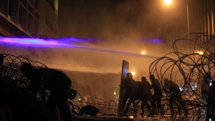 Tränengas und Wasserwerfer gegen  Demonstranten
