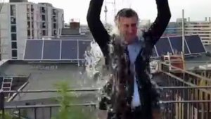 Cem Özdemir hat auch an der Ice Bucket Challenge teilgenommen. Mit im Bild: Eine Hanfpflanze. Diese Aktion bezeichnete nun ein Kriminalbeamter als Dusseligkeit. Foto: Yotube-Kanal Bündnis 90/Die Grünen