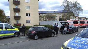 Polizisten stehen in der Esslinger Pliensauvorstadt vor einem Wohnblock. Hier wurden am Donnerstag zwei Leichen gefunden. Foto: 7aktuell.de/Oswald