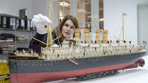 Ganz vorsichtig - Beate Grupp vom Auktionshaus Hohenstaufen präsentiert am in Göppingen ein Märklin Schiffsmodell der Augusta Victoria. Foto: dpa