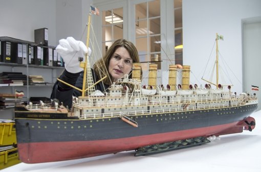 Ganz vorsichtig - Beate Grupp vom Auktionshaus Hohenstaufen präsentiert am in Göppingen ein Märklin Schiffsmodell der Augusta Victoria. Foto: dpa