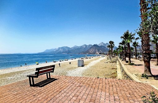 Die türkische Reisebranche leidet unter Terror und der Politik. So bleib auch dieser Strand in Antalya trotz Traumwetters  leer. Foto: dpa