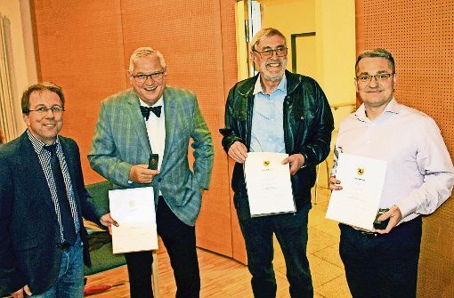 Bezirksvorsteher Wolfgang Stierle hat die Ehrenmünze an Juergen R. Spingler, Jürgen Schäfer und Udo Nehr (v.l.) übergeben. Foto: Torsten Ströbele