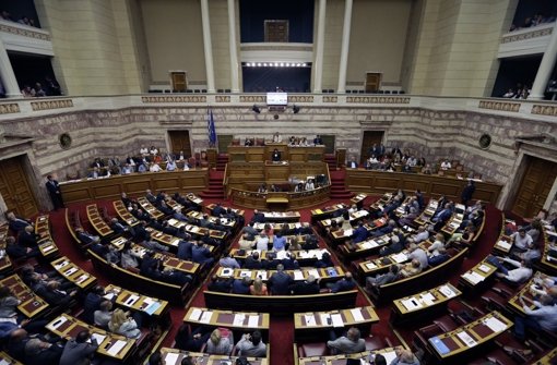 Im griechischen Parlament sprechen sich einige Mitglieder der Syriza-Partei gegen das Hilfspaket aus. Foto: AP