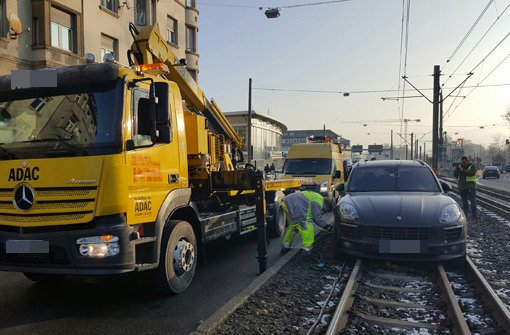 Ein Porsche Macan steht am Freitagmorgen nach einem Unfall auf den Schienen der Stadtbahn U13.  Foto: www.7aktuell.de | Frank Herlinger