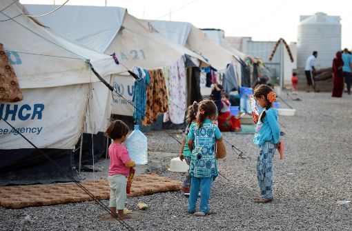Flüchtlingskinder stehen im Flüchtlingscamp Debaga zwischen Erbil und Mossul (Irak) zwischen ihren Unterkünften. Foto: dpa-Zentralbild