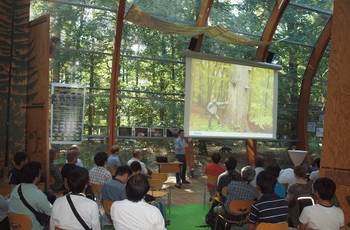 Johannes Enssle vom Naturschutzbund zeigt den japanischen Gästen auch, wie er sich persönlich für den schutz der Wälder einsetzt. Foto: Cedric Rehman
