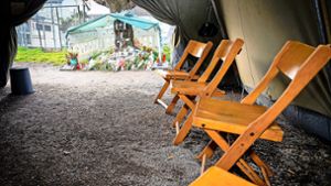 Nach der Bluttat wurde am Tatort in Asperg ein Ort für das Gedenken und der Trauer eingerichtet. Foto: Karsten Schmalz