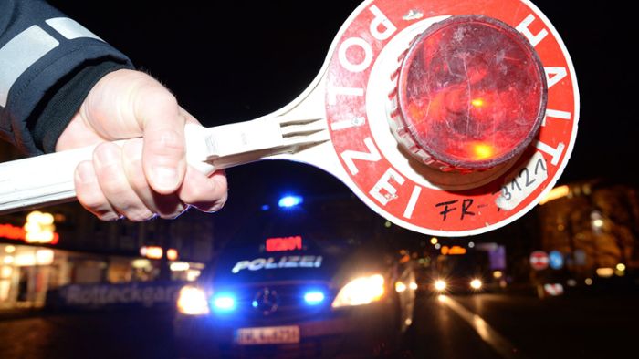 Alkoholisierter Autofahrer ignoriert Polizeiabsperrung und flüchtet