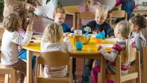 Mittagessen im Kindergarten – manche Eltern wollen ihr Kind jedoch lieber zu Hause betreuen und verköstigen. Foto: dpa