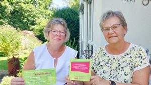 Ursula Hofmann (links) und Cordula Hammann vom Verein Rückenwind haben einen neuen Wegweiser für betroffene Familien erdacht und herausgegeben. Foto: Corinna Meinke