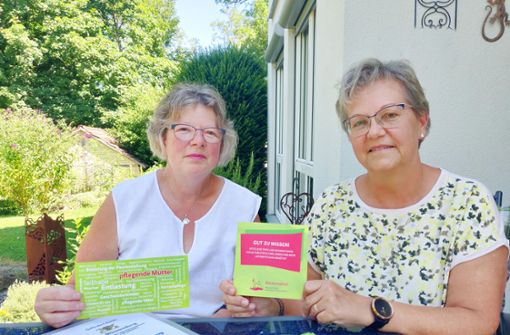 Ursula Hofmann (links) und Cordula Hammann vom Verein Rückenwind haben einen neuen Wegweiser für betroffene Familien erdacht und herausgegeben. Foto: Corinna Meinke