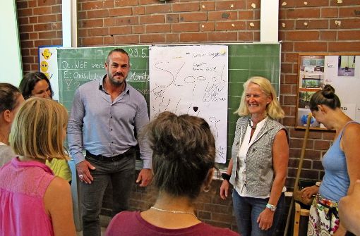 Carsten Stahl mit Lehrern und Schülern der Dietrich-Bonhoeffer-Schule nach Unterzeichnung des Anti-Mobbing-Vertrags Foto: Götz Schultheiss