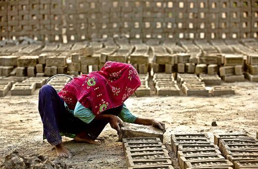 Kinder ohne Kindheit: so wie dieses  Mädchen, arbeiten  unzählige indische Kinder in  Ziegelhütten oder Steinbrüchen. Foto: AP