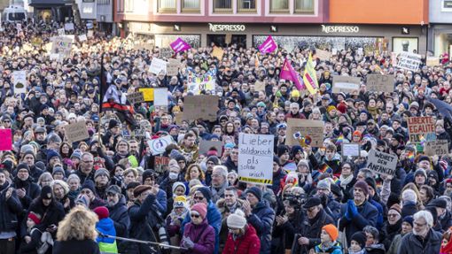 Am Wochenende gab es etwa in Stuttgart Proteste. Foto: IMAGO/Arnulf Hettrich