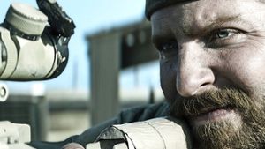 Blick durchs Zielfernrohr, in dem auch Frauen und Kinder auftauchen: Bradley  Cooper als Scharfschütze im Irak-Krieg mit enormer Trefferquote. Foto: Verleih