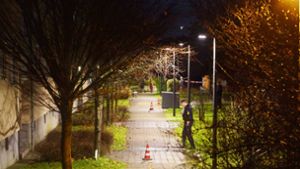 Mehr Licht ins Dunkel: Der Tatort Solferinoweg im Stadtteil Fasanenhof wird nach Spuren durchsucht. Foto: Andreas Rosar/Fotoagentur Stuttgart