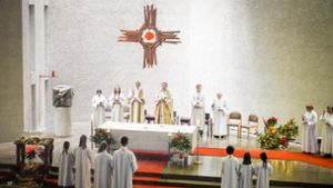 Katholischer Altar  wird abgeräumt