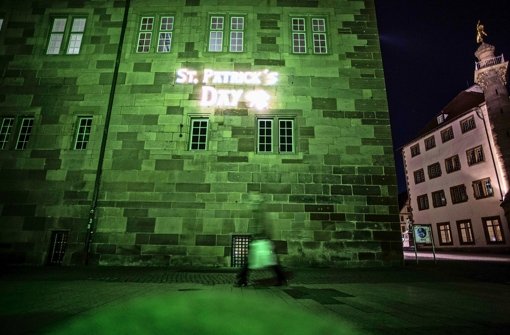 Aus Anlass des irischen Feiertags St. Patricks Day: Das Alte Schloss am Montagabend grün illuminiert Foto: Leif Piechowski