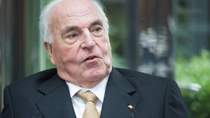 Er ist gesundheitlich angeschlagen, aber Altkanzler Helmut Kohl weilt noch unter uns - auch wenn eine Falschmeldung der Welt etwas anderes vermuten lässt. Foto: dpa