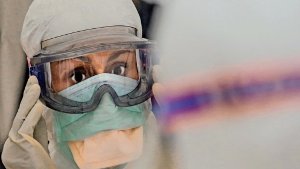 Die Teilnehmerin eines Ebola-Trainings in Brüssel. Foto: dpa