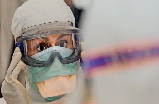 Ein Mediziner bereitet sich im Training auf den Umgang mit dem Ebola-Virus vor. Foto: dpa
