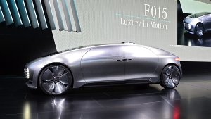 Selbstfahrende Autos - wie hier das Mercedes Concept Car F015 - sind zwar noch Zukunftsmusik, doch Verkehrsminister Dobrindt will sich bis zum Herbst schon mal der rechtlichen Rahmenbedingungen annehmen. Foto: dpa