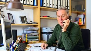 Walter Reiff im heimischen Büro: nach 32 Jahren zieht er sich aus dem TVE-Vorstand zurück. Foto: Norbert J. Leven