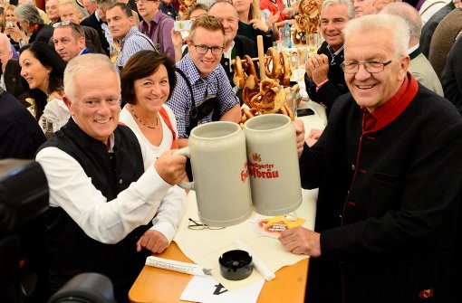 Stuttgarts OB Fritz Kuhn und Ministerpräsident Winfried Kretschmann lassen sich das Bier schmecken. Foto: 7aktuell.de/