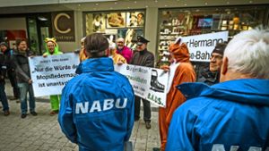 Protest: Bahnfreude, die für die Hesse-Bahn sind, demonstrieren gegen die Klage, die der Nabu zum Schutz der Fledermäuse angestrengt hat. Foto: Lichtgut/Achim Zweygarth
