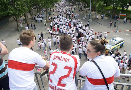 Alle in weiß - die Karawane vor dem VfB-Herzschlagspiel gegen den Hamburger SV. Foto: Pressefoto Baumann