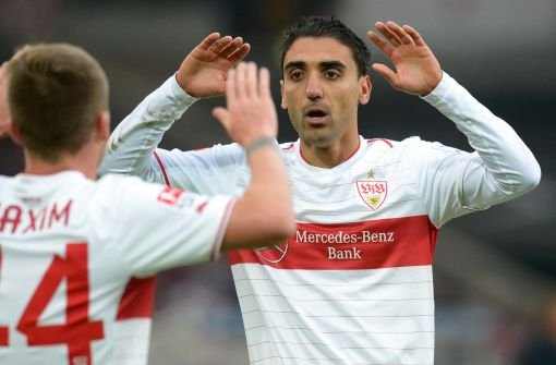 VfB-Spieler Mohammed Abdellaoue (rechts) will zurück nach Hannover. Foto: dpa