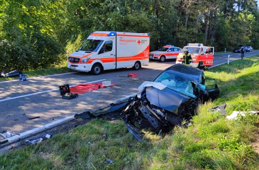 Das Auto ist bei dem Unfall in Adelberg im Kreis Göppingen total zerstört worden. Foto: 7aktuell.de/Kevin Lermer